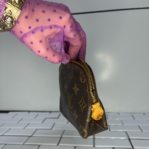 LOUIS VUITTON
Monogram Cosmetic Pouch - Picture 4 of 10